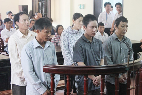 5 kẻ gây rối trật tự công cộng ra tòa